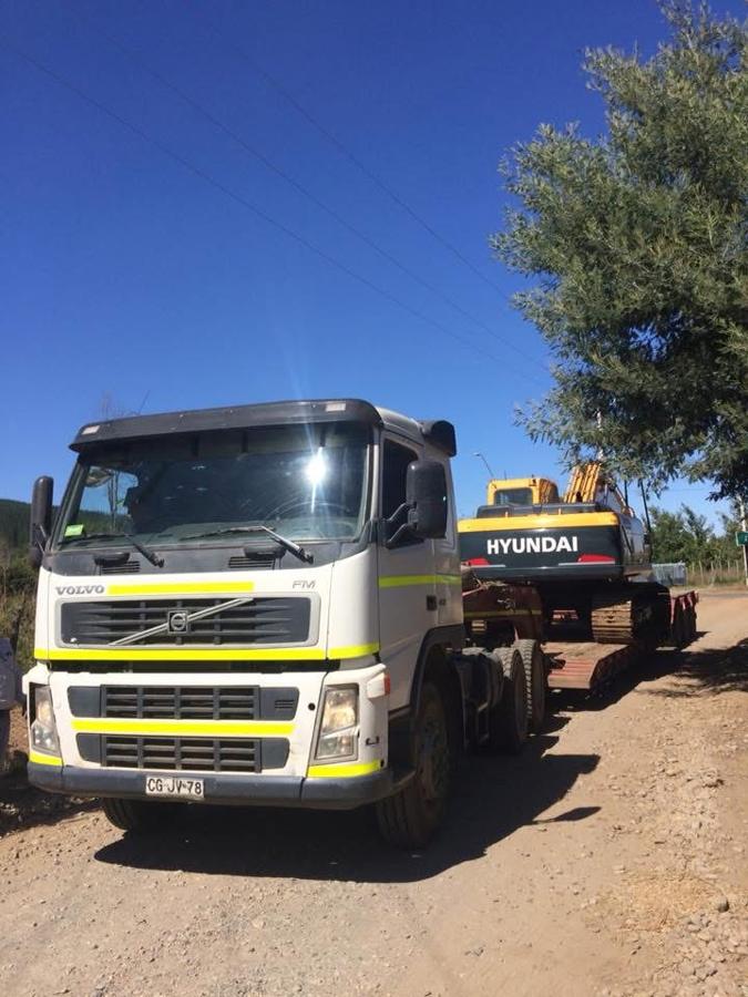 Cama baja Volvo FM trasladando una excavadora Hyundai