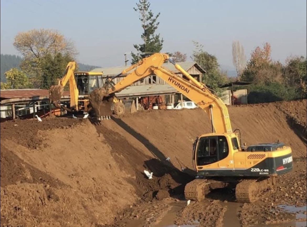 Excavadora Hyundai de Fajamor excavando una plataforma de tierra